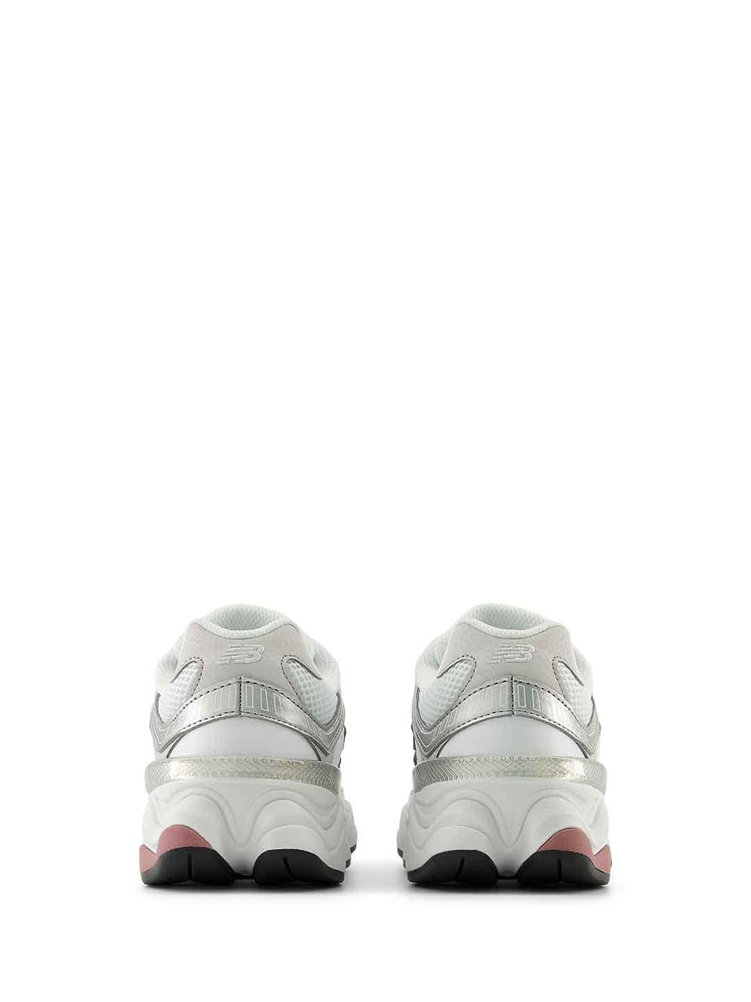 New Balance 9060 sneakers bianco con logo rosa
