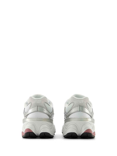 New Balance 9060 sneakers bianco con logo rosa